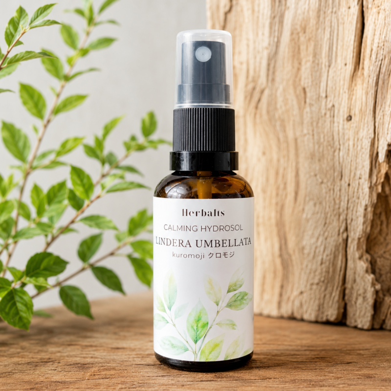 © Kim Voets / Herbalis kruidenatelier en botanisch lab. Botanisch elixer Kuromoji / Hydrolaat / Hydrosol